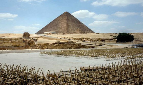 Ngoài ra, mối đe dọa của chủ nghĩa khủng bố cũng tác động đến ngành du lịch nước này. Số lượng du khách tới những điểm du lịch nổi tiếng của Ai Cập giảm mạnh so với trước đây. Ảnh: Khung cảnh vắng vẻ ở khu vực Kim tự tháp Giza và tượng Nhân sư.