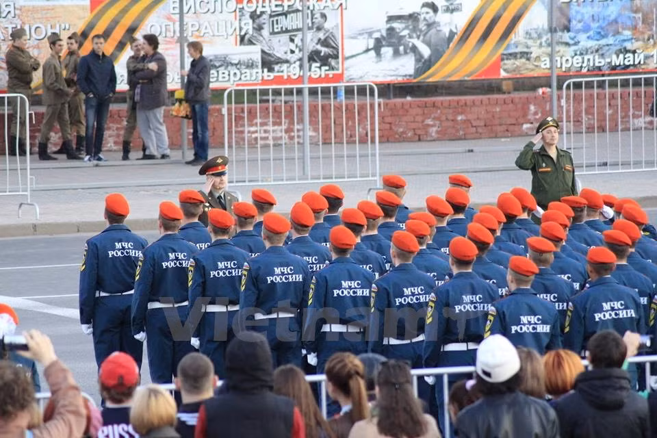 Chỉ huy diễu binh chào các khối tham gia diễu binh. (Ảnh: Trần Hiếu/Vietnam+)