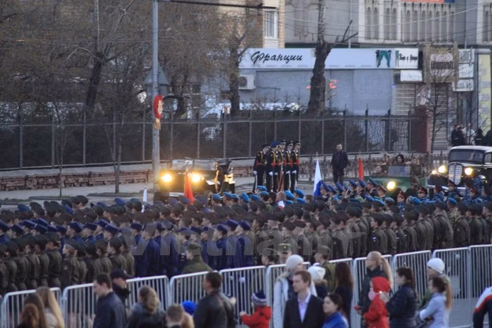 Dù trời đã tối các đội diễu binh vẫn tích cực tập dượt nhuần nhuyễn cho thành công của ngày lễ. (Ảnh: Trần Hiếu/Vietnam+)