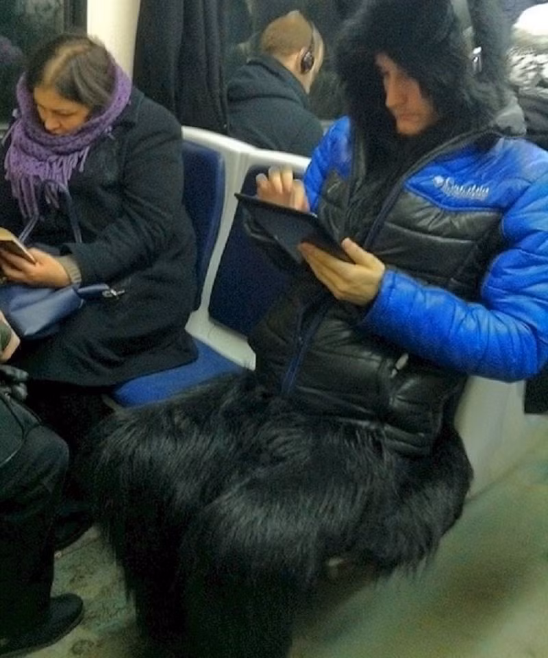 Bộ trang phục đặc biệt khiến người đàn ông này giống như “sinh vật lạ”.