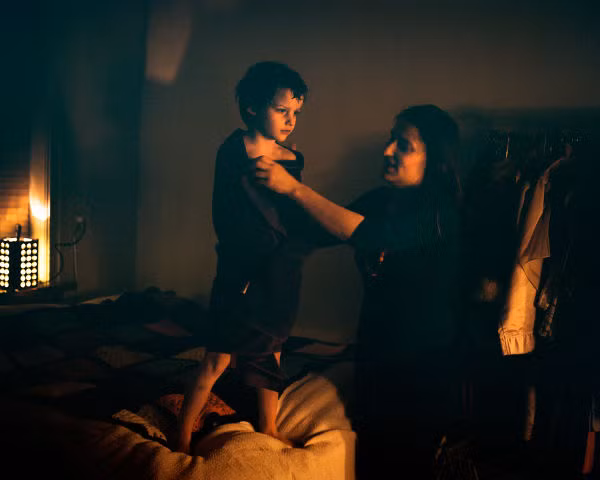 Katrín nhận được sự hỗ trợ lớn từ mẹ. Trong ảnh, Katrín đang chuẩn bị cho bé Erlingur đi ngủ.