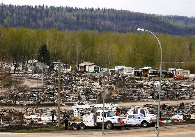 Nhiều ngôi nhà ở khu Waterways, thị trấn Fort McMurray, đã bị thiêu rụi hoàn toàn.