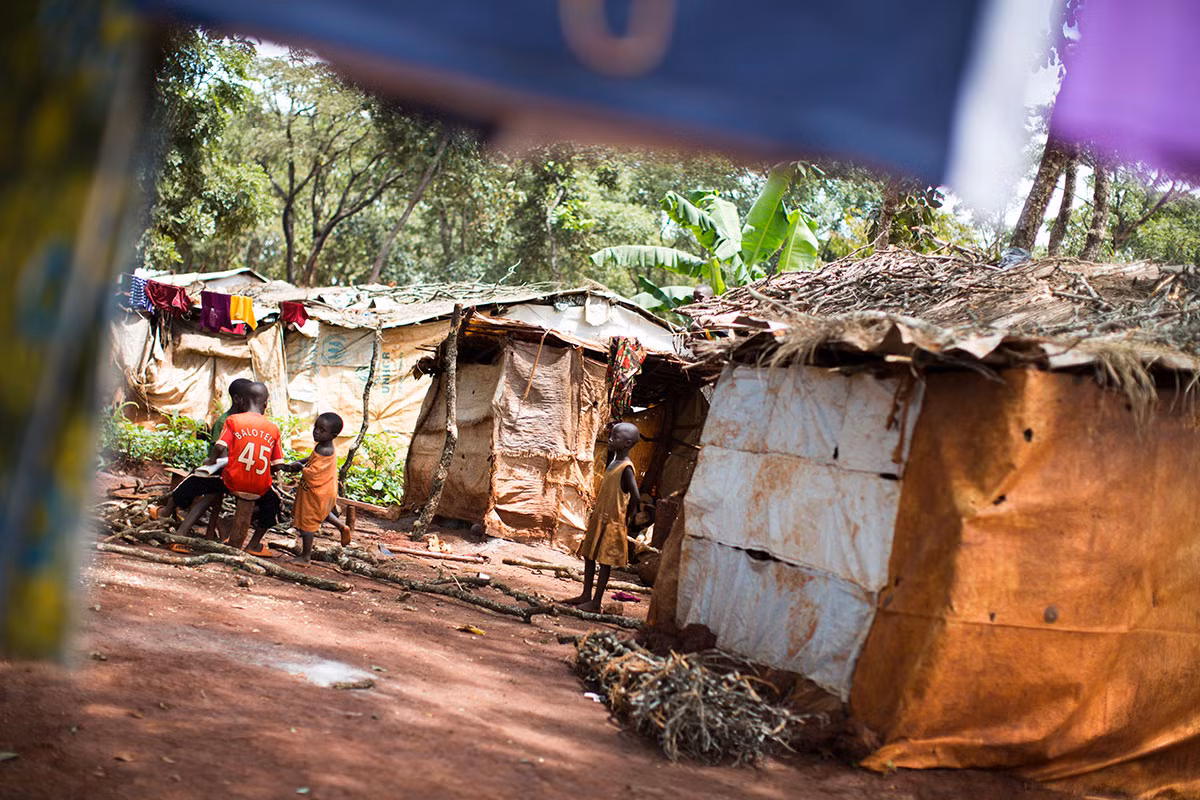 Trẻ nhỏ chơi đùa tại khu vực dành cho người Burundi ở trại tị nạn Tanzania.
