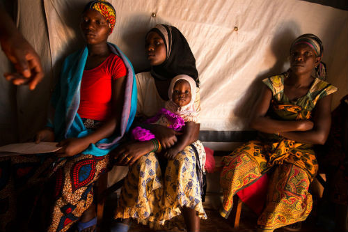 Những người tị nạn trong trại Nyarugushu đối mặt với nhiều vấn đề, trong đó có nguy cơ bị tấn công tình dục. Theo Ủy ban Giải cứu quốc tế (IRC), trung bình, 2 đến 3 phụ nữ bị cưỡng hiếp mỗi tuần khi ra ngoài kiếm củi ở cách khu trại khoảng 15 km. Ảnh: Những người phụ nữ chờ khám tại trung tâm thai sản của IRC.