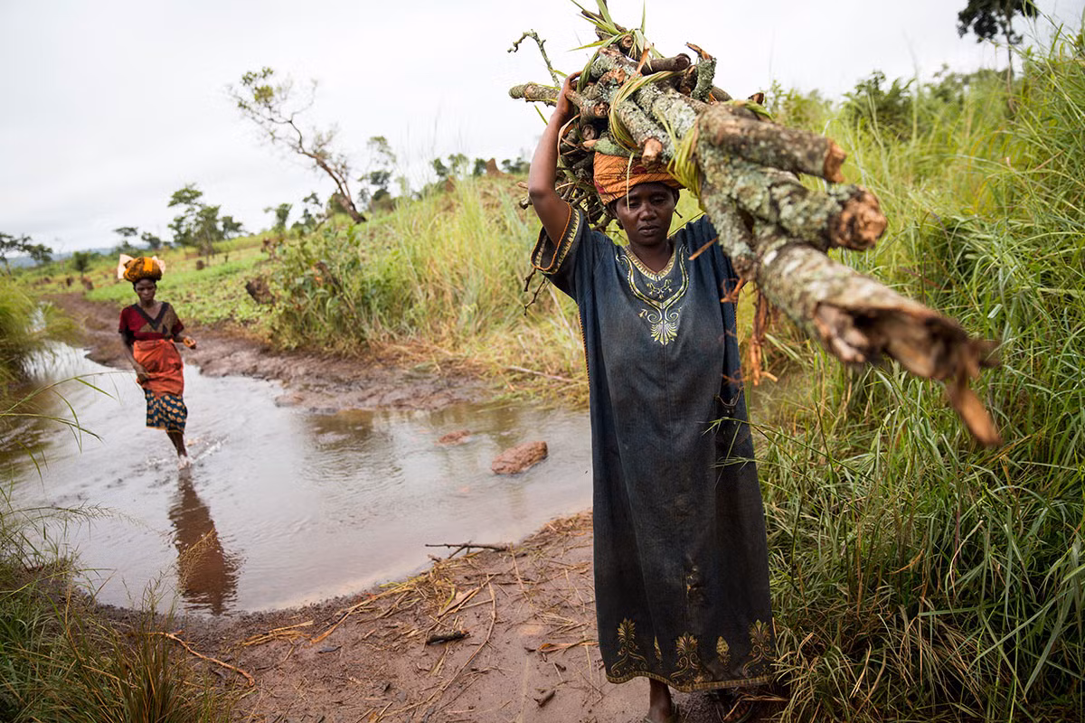“Tôi nghĩ mọi chuyện đều có thể xảy ra”, Pelaya Nizigama, 37 tuổi, nói. Bà mẹ ba con này cho biết, cô từng bị kẻ lạ mặt đuổi theo khi đang kiếm củi ở ngoài khu trại tị nạn.