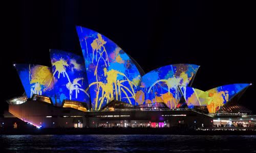 Không gian đầy màu sắc trong lễ hội ánh sáng.