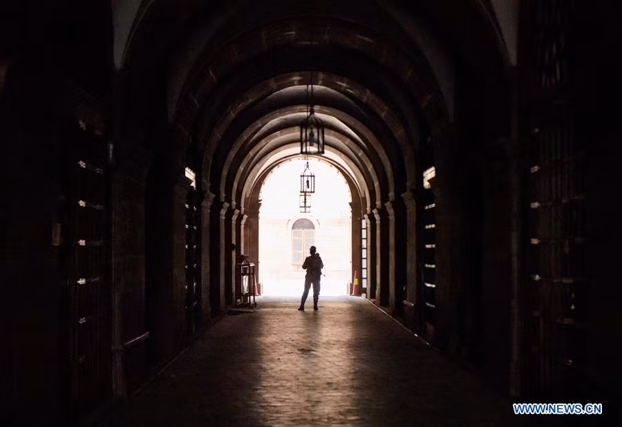 Một nhân viên an ninh tuần tra ở hành lang của Dinh Rashtrapati Bhavan hôm 22/5.