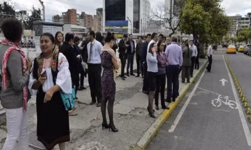 Dong dat o Ecuador, gan 100 nguoi thuong vong