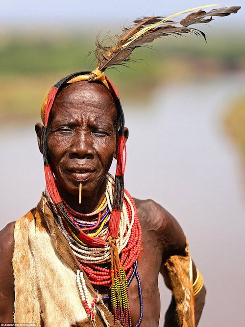 Một thành viên bộ tộc vận da thú và những đồ trang sức thủ công.