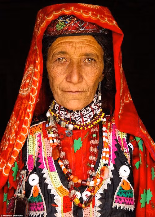 Một phụ nữ Wakhi trong chiếc áo đỏ thêu hình vẽ mô tả cuộc sống của bộ lạc tại phía Đông Bắc Afghanistan.