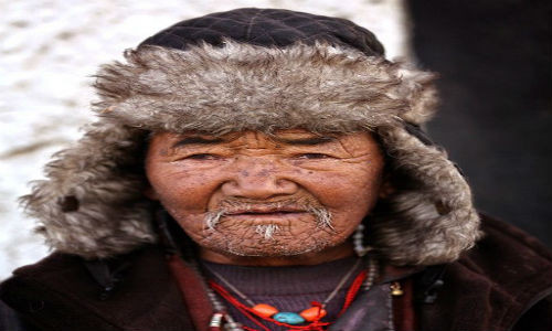 Cụ ông Tây Tạng sống gần hồ Pangong, trong trang phục hiếm gặp với mũ lông tránh rét.