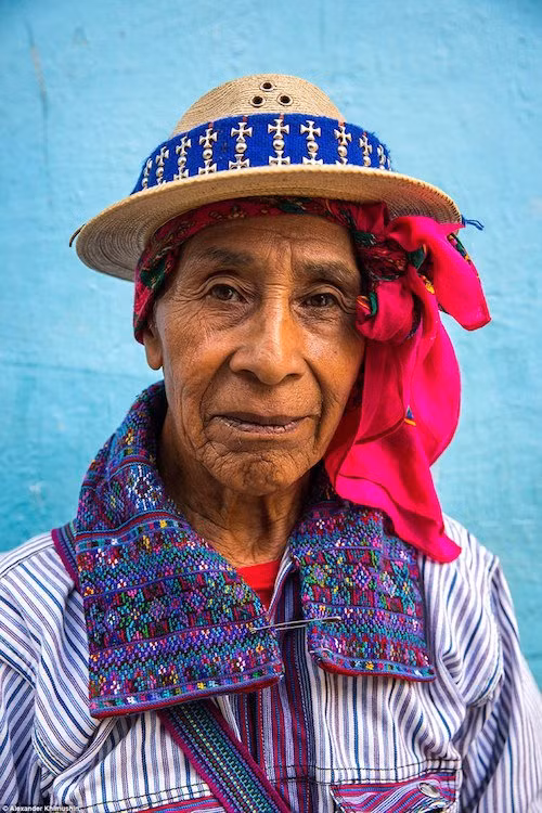 Cổ áo thêu chỉ vô cùng tinh xảo.