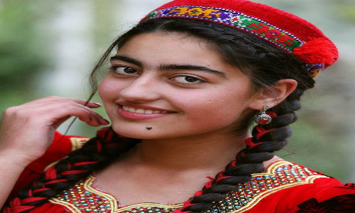 Cô gái Shughnan trong trang phục truyền thống sống trên núi Pamir, được coi là "nóc nhà thế giới", nơi vô cùng hiếm dân cư. Shugnan chỉ là một trong rất nhiều bộ lạc sống tại đó.