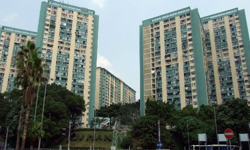 Do tình trạng thiếu nhà ở nên dân nghèo Hong Kong buộc phải sống trong những “ngôi nhà” lồng sắt chật chội với giá thuê khoảng 200 USD mỗi tháng.