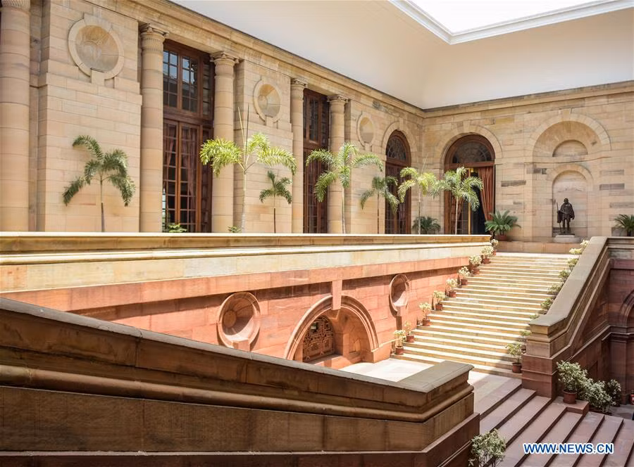 Dinh thự tọa lạc trên đồi Raisina ở thủ đô New Delhi. Năm 1950, công trình này được đặt tên là Rashtrapati Bhavan khi Rajendra Prasad trở thành Tổng thống đầu tiên của Ấn Độ và sử dụng tòa nhà này làm nhà ở của Tổng thống.