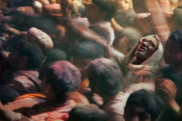 Người dân chen chúc nhau ở Ấn Độ.