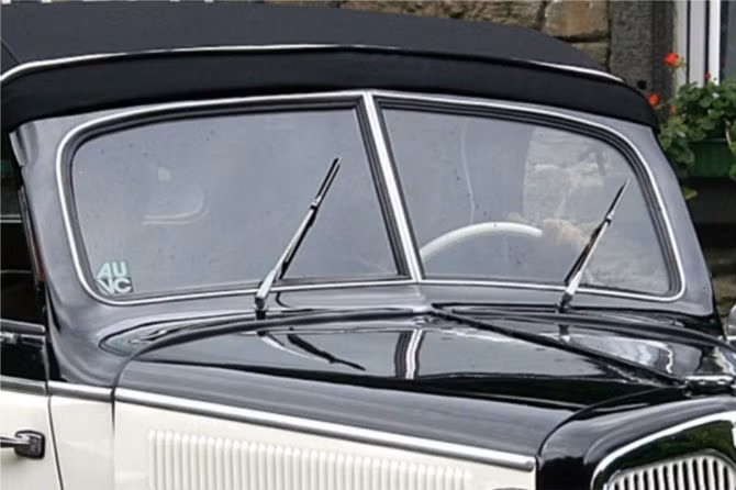 Luxembourg thông qua một điều luật “ngớ ngẩn”. Theo đó, các phương tiện bắt buộc phải có gần gạt nước trên tất cả các loại ô tô, ngay cả khi không có kính chắn gió.