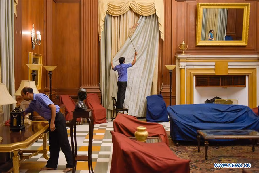 Các nhân viên đang dọn dẹp một căn phòng trong Dinh Rashtrapati Bhavan hôm 22/5.