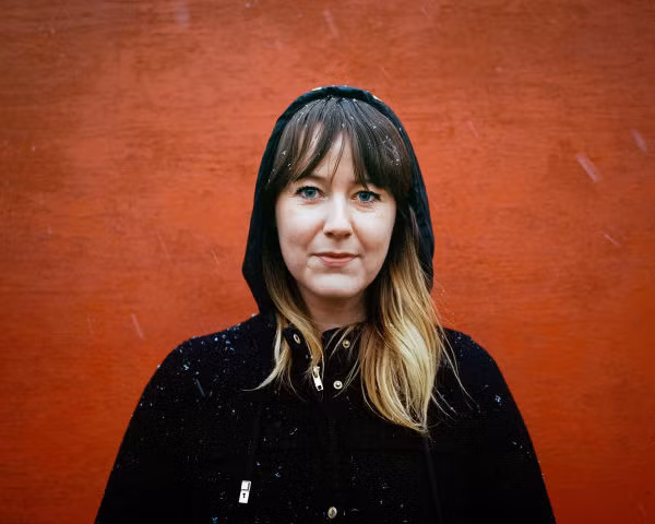 Hildur, 33 tuổi, đang sống và làm việc tại Reykjavik. Cô là một giáo viên dạy tiếng Tây Ban Nha.