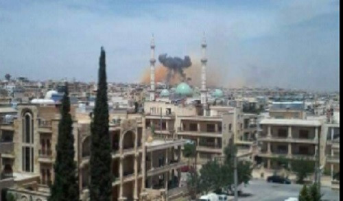 Khói bốc lên sau khi bệnh viện ở thành phố Aleppo trúng tên lửa.