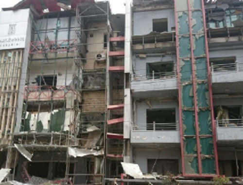 Những tòa nhà bị hư hại nặng nề sau vụ tấn công bằng tên lửa.