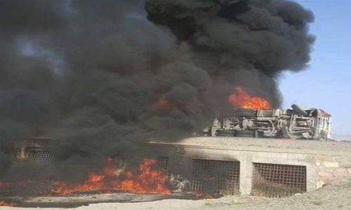 Hiện trường vụ xe buýt đâm xe bồn chở dầu ở Afghanistan hôm 8/5.