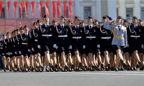 Sinh viên của trường Đại học St.Petersburg thuộc Bộ Nội vụ Nga tham gia diễu hành ở thành phố St. Petersburg.