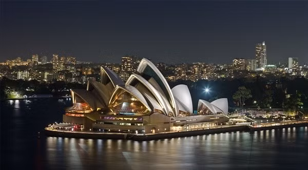 Nhà hát Opera ở Sydney (Australia) được UNESCO công nhận là Di sản Thế giới vào năm 2007. Công trình kiến trúc này do kiến trúc sư người Đan Mạch Jorn Utzon thiết kế.