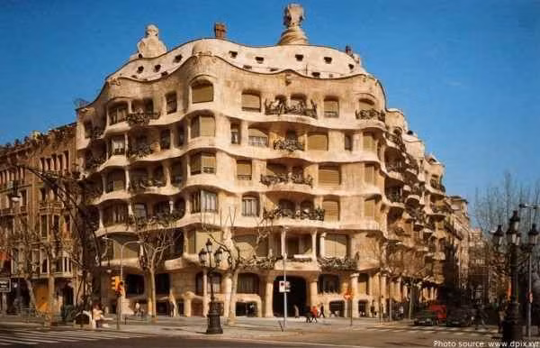 Tòa nhà Casa Mila còn được biết đến với tên gọi La Pedrera ở Barcelona, Tây Ban Nha, do kiến trúc sư Antoni Guadí thiết kế. Năm 1984, Casa Mila đã được UNESCO công nhận là Di sản Thế giới.