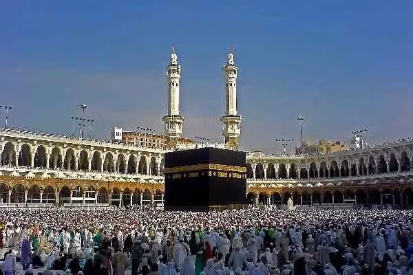 Kaaba là một trong những công trình kiến trúc mang tính biểu tượng nhất thế giới. Tòa nhà hình hộp chữ nhật này nằm trong trung tâm sân Nhà thờ hồi giáo Al-Masjid Al-Haram ở Mecca, Ả-rập Xê-út. Đây là thánh địa thiêng liêng nhất của đạo Hồi.