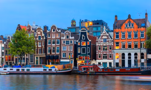 Thủ đô Amsterdam (Hà Lan) cũng là địa điểm lý tưởng cho tuần trăng mật của các cặp vợ chồng son.
