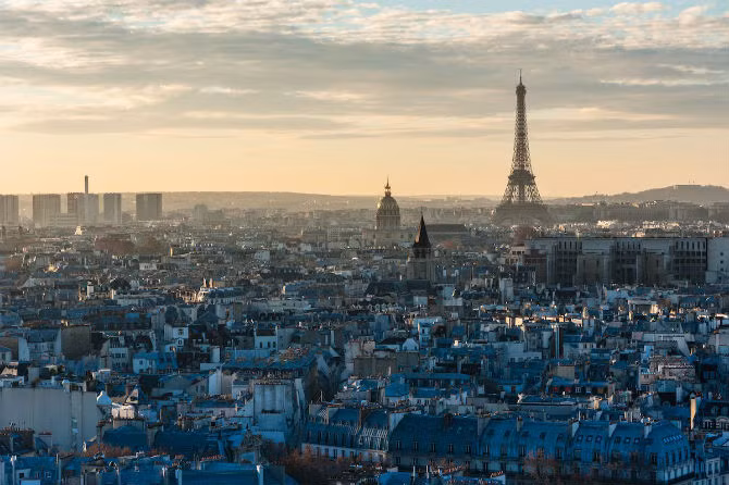 Thủ đô Paris của Pháp cũng là một điểm đến lý tưởng cho các cặp vợ chồng mới cưới. Không chỉ lãng mạn, Paris còn có nhiều điểm tham quan nổi tiếng như tháp Eiffel, bảo tàng Louvre,...