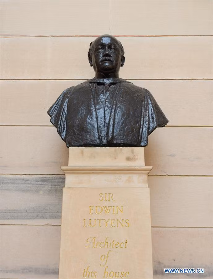 Tượng kiến trúc sư Sir Edwin Lutyens tại Dinh Tổng thống Ấn Độ.