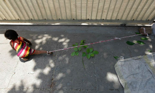 Shivani chính là bé gái bị trói chân vào hòn đá 9 tiếng mỗi ngày ở một khu công trường xây dựng tại thành phố Ahmedabad, Ấn Độ.