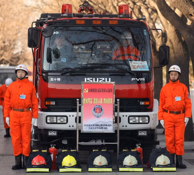 Lính cứu hỏa được triển khai tới các địa điểm công cộng ở quốc gia đông dân nhất thế giới này nhằm ngăn tình trạng người dân tự thiêu.