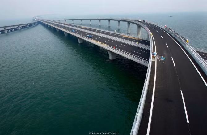 Cây cầu vượt biển Qingdao nối thành phố Thanh Đảo với quận Huangdao của tỉnh Sơn Đông (Trung Quốc) dài khoảng 42 km. Chi phí để xây dựng cây cầu này là gần 15 tỷ nhân dân tệ. Tuy nhiên, sau khi hoàn thành, cây cầu này lại rất vắng vẻ.