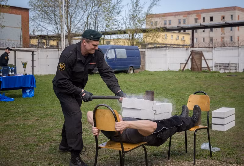 ...và dùng búa đập vỡ những viên gạch ngay trên bụng anh.