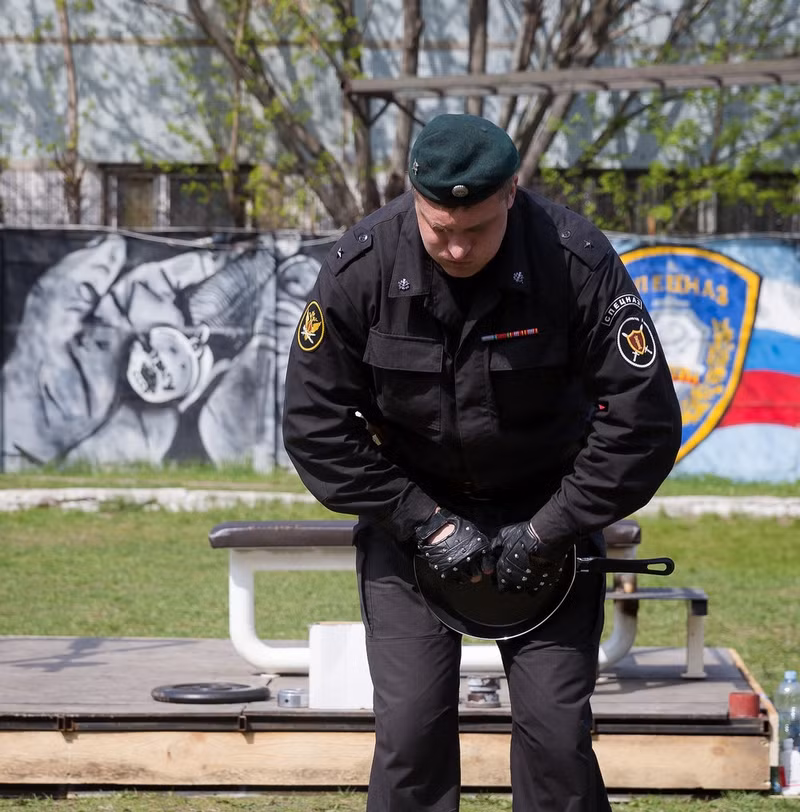 Người lính này cuộn tròn chảo chống dính bằng tay.