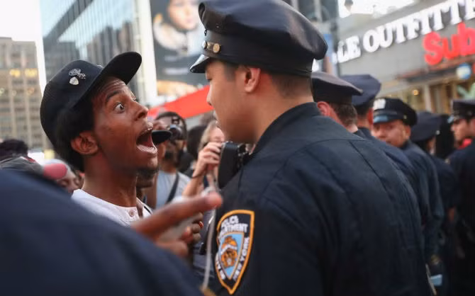 Cảnh sát có quyền sử dụng một số loại vũ khí như dùi cui ...để tự vệ nếu bị nghi phạm chống cự.