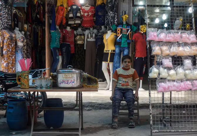 “Cháu không quan tâm đến các cuộc không kích hay nơi nào bị ném bom. Điều cháu cần làm là chăm sóc cho gia đình, nhất là mẹ cháu”, cậu bé Khaled, 13 tuổi, chia sẻ.