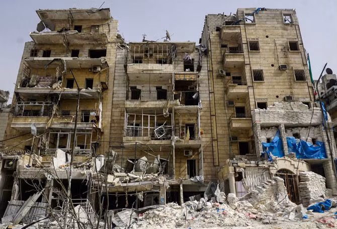 Hàng chục người, trong đó có ít nhất 14 bệnh nhân và nhân viên của tổ chức Bác sĩ Không biên giới, thiệt mạng khi bệnh viện al-Quds ở thành phố Aleppo bị không kích.