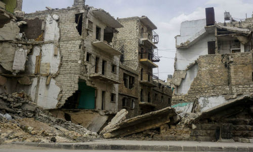 Khoảng 350.000 đến 400.000 người được cho là vẫn đang mắc kẹt tại các khu vực do phe nổi dậy kiểm soát tại Aleppo, thành phố lớn nhất Syria từng có 2 triệu dân.