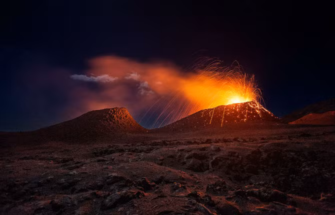 Khoảnh khắc kinh ngạc khi núi lửa La Fournaise ở đảo Reunion phun trào.