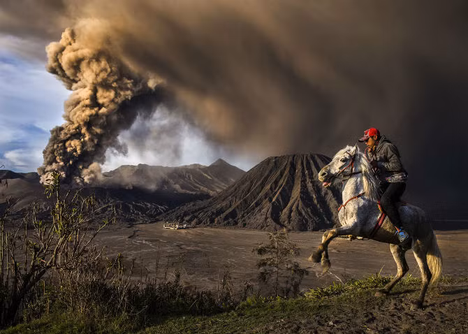 Bức ảnh chụp khoảnh khắc núi lửa Mt.Bromo phun trào của Reynold Dewantara tham dự cuộc thi ảnh du lịch National Geographic Travel Contest năm 2016.
