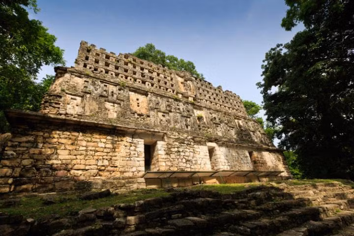 Địa điểm khảo cổ học Yaxchilan ở Mexico, nằm bên bờ sông Usumacinta.