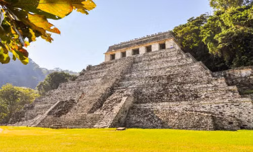 Palenque là một thành phố Maya cổ tại Mexico. Công trình nổi tiếng nhất trong di tích này chính là lăng mộ của Pakal Đại đế. Palenque đã được UNESCO công nhận là Di sản thế giới vào năm 1987.