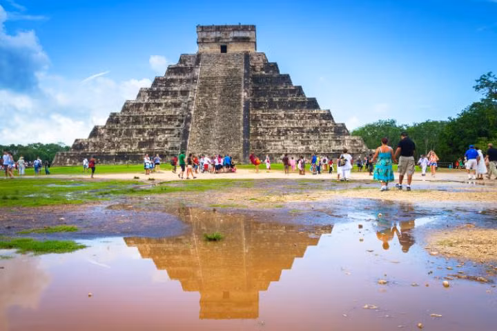 Chichen Itza là một trong những di tích đáng kính nể của nền văn minh Maya ở Mexico. Đây là một trong những địa điểm nổi tiếng nhất và thu hút đông du khách khi gần khu nghỉ dưỡng biển Cancun.