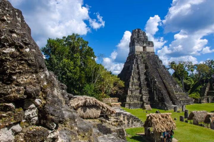 Tikal ở Guatemala là một trong những vương quốc hùng mạnh nhất trong lịch sử của người Maya và nổi tiếng trong khoảng thời gian từ khoảng năm 100 sau Công nguyên cho tới thế kỷ thứ 9.