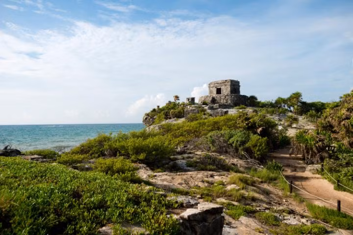Tulum là một trong những thành phố cuối cùng ở Mexico mà người Maya từng xây dựng. Nơi đây có những kiến trúc cổ, nền văn hóa lịch sử lâu đời của đế chế Maya cùng bãi biển tuyệt đẹp cho du khách khám phá.