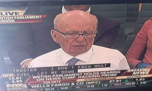 Ông trùm truyền thông Rupert Murdoch vô tình bị “cắm sừng” trên đầu. Đây thực sự là một bức ảnh kỳ lạ với sự trùng hợp ngẫu nhiên.